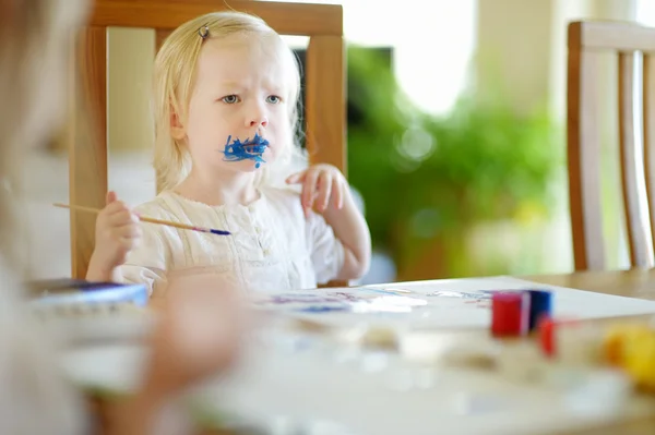 Toddler dziewczynka malarstwo — Zdjęcie stockowe