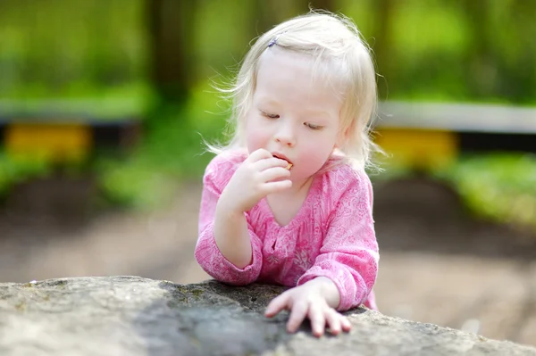 小さな女の子食べるクッキー — ストック写真