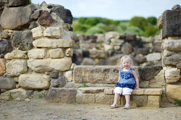 小さな女の子の観光 — ストック写真