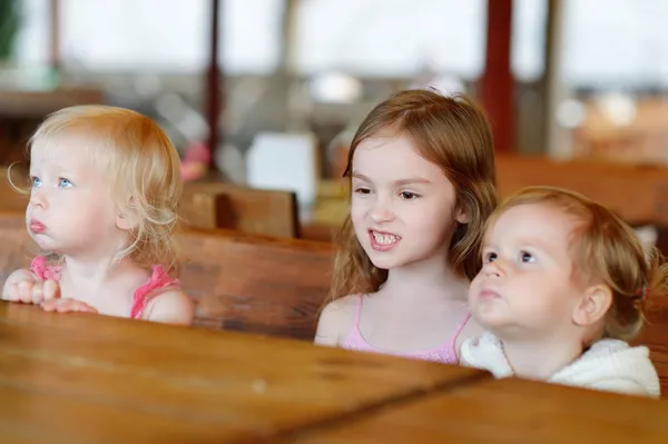 Трое маленьких детей в кафе — стоковое фото