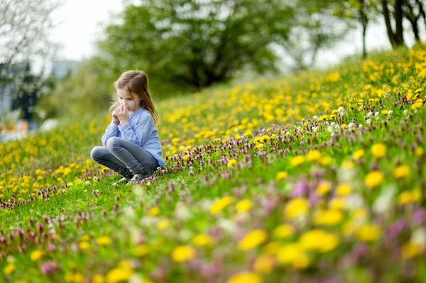 Meisje in paardebloem bloemen — Stockfoto