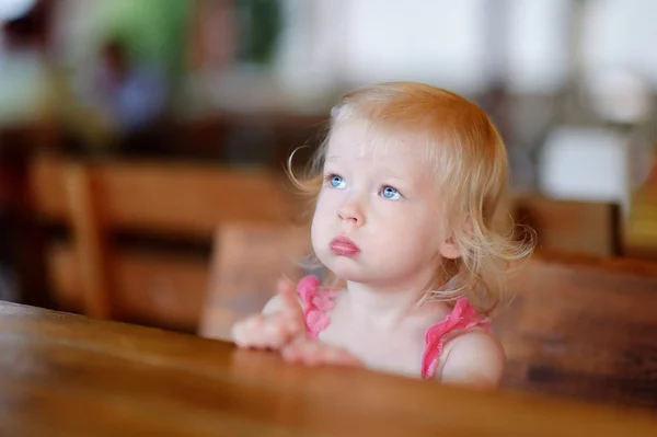 Niña en la cafetería al aire libre — Foto de Stock