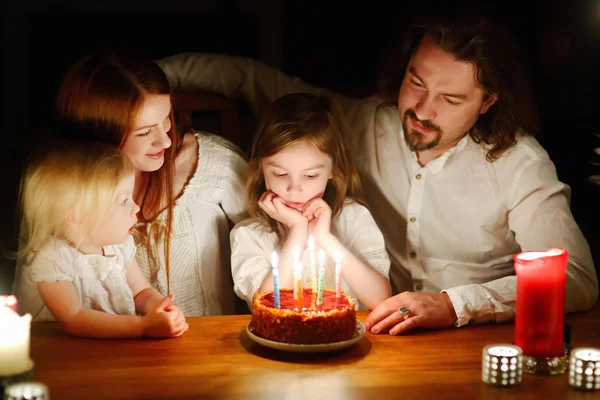 Família celebrando o aniversário da filha — Fotografia de Stock