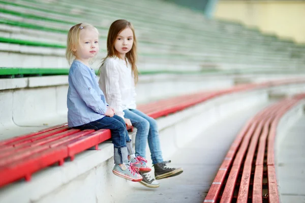 Zusters op stadion — Stockfoto