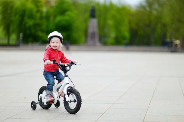 小さな女の子の乗馬の自転車 — ストック写真