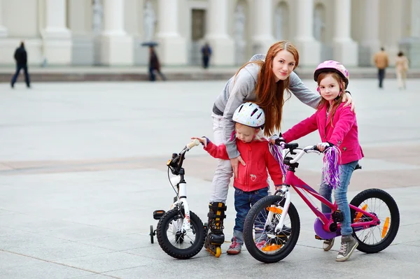 Mother with kids in   city — Stock Photo, Image