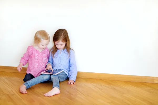 Enfants jouant sur tablette numérique — Photo