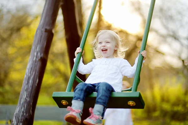 Flicka på swing — Stockfoto