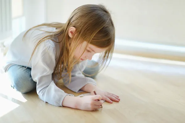 Bambina sta disegnando — Foto Stock