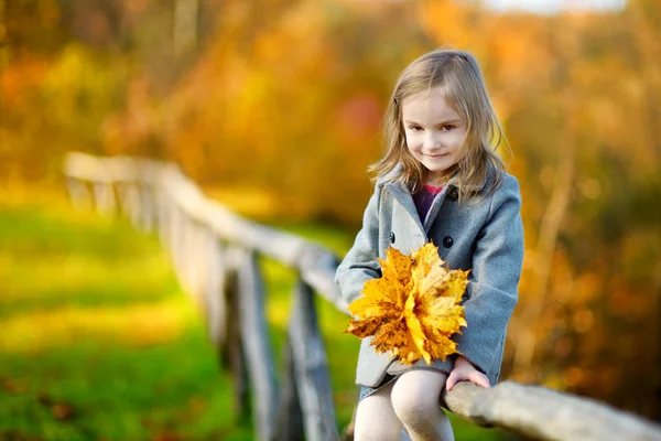 Niedliches kleines Mädchen — Stockfoto