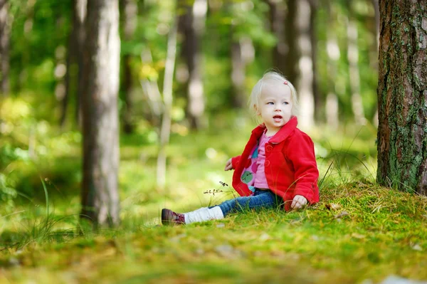 Chica sentada en el bosque —  Fotos de Stock
