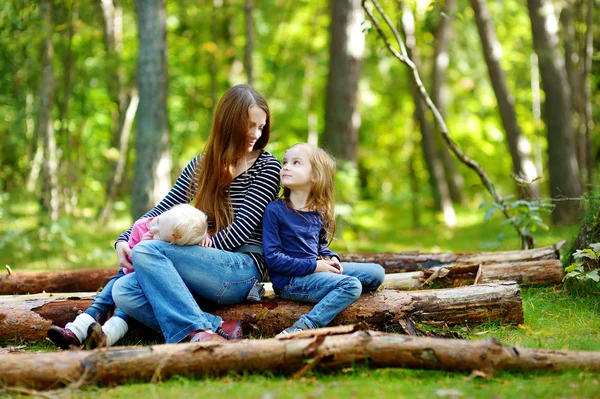 Two sisters and  mother — Stock Photo, Image