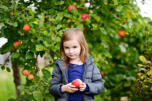 Little girl with   apple — Stock Photo, Image
