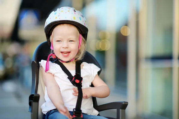 Menina no capacete de bicicleta — Fotografia de Stock