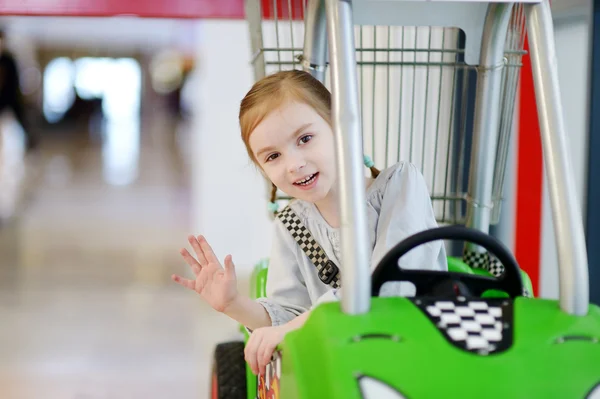 Menina no carrinho de compras — Fotografia de Stock