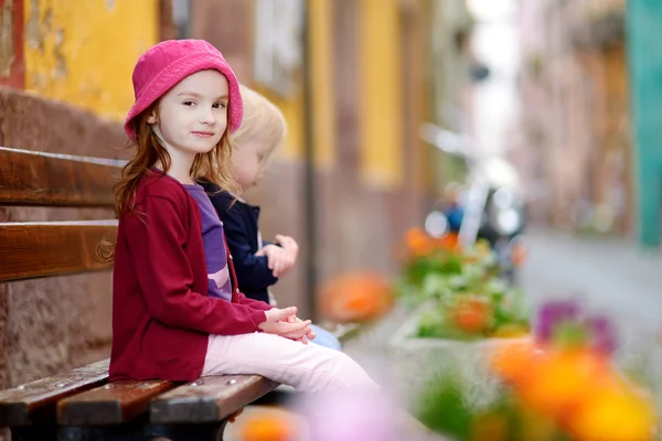 Kleine zusters buiten — Stockfoto