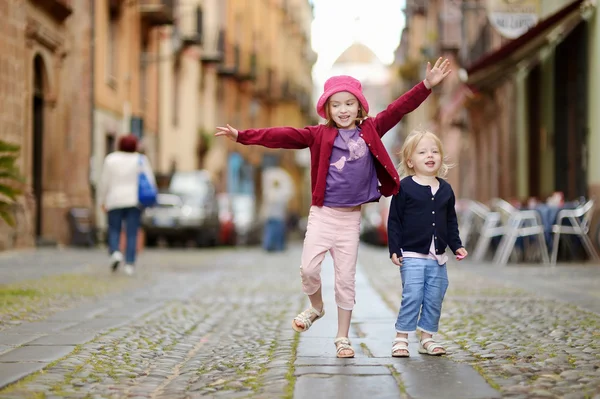 Zusters in de stad — Stockfoto