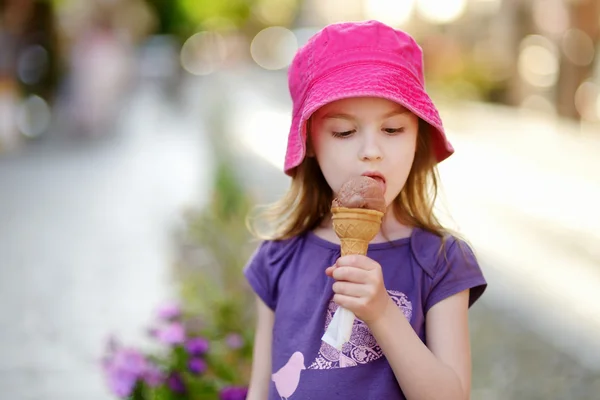 Ragazza che mangia gelato — Foto Stock