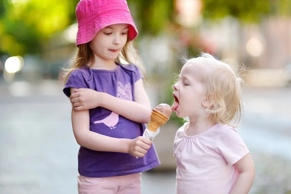 Dwie siostry jeść lody — Zdjęcie stockowe