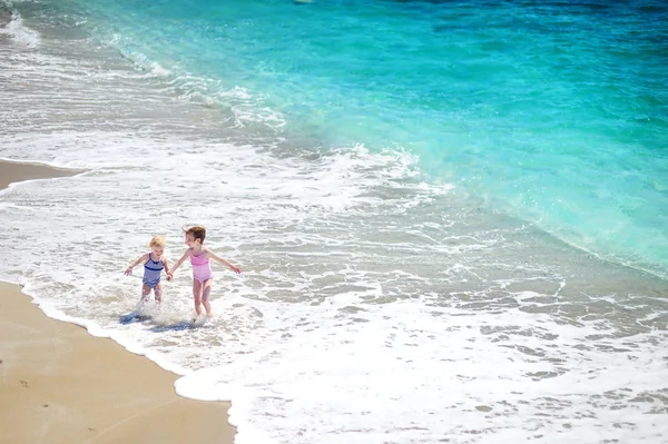 Dos hermanitas en la playa — Foto de Stock