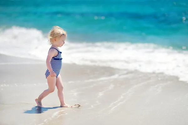 Little girl playing on   beach — Stock Photo, Image