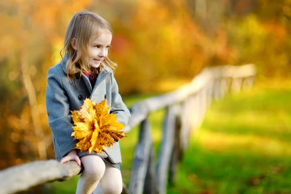 Niedliches kleines Mädchen — Stockfoto