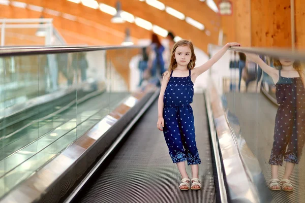 Kind in shopping center — Stockfoto
