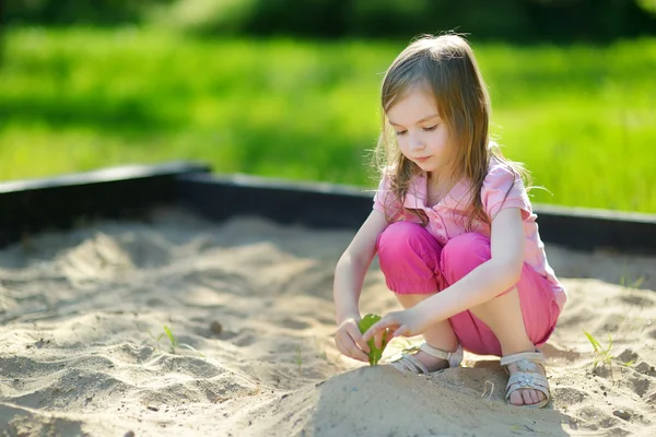 Chica jugando en sandbox — Foto de Stock