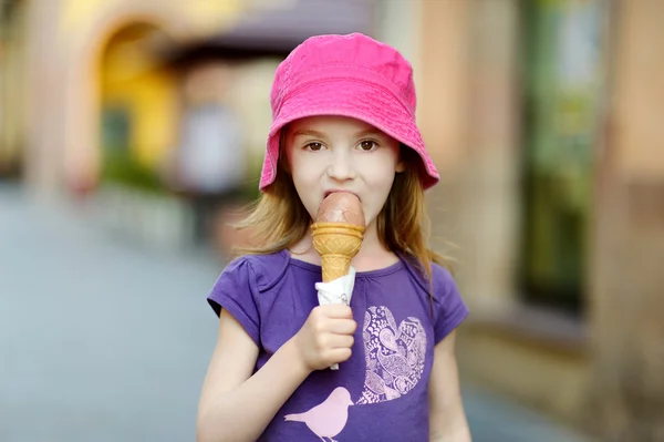 Chica comiendo helado — Foto de Stock