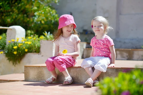 Twee schattige kleine zusters — Stockfoto