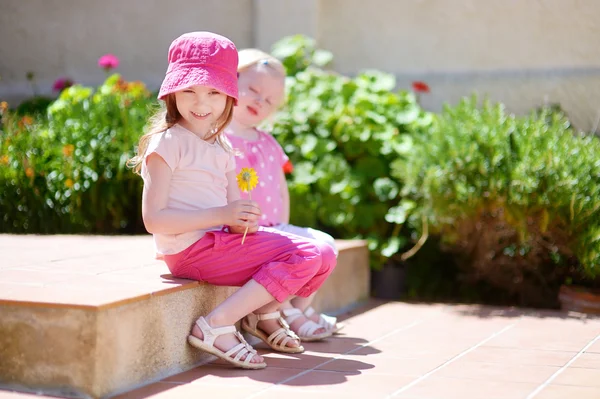 Twee schattige kleine zusters — Stockfoto