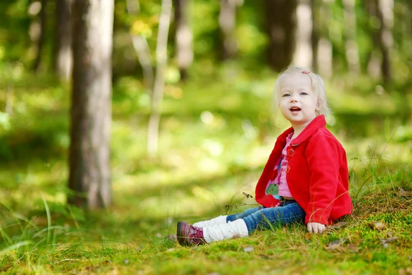 Mädchen sitzt im Wald — Stockfoto