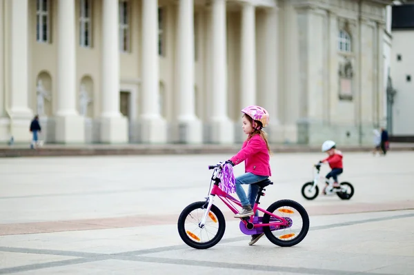 Küçük kız binicilik bisiklet — Stok fotoğraf
