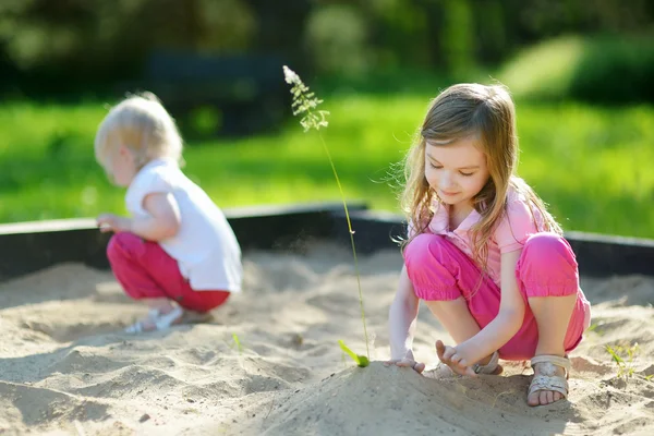 Twee kleine zusters spelen — Stockfoto