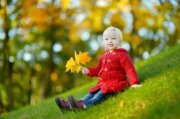 Flicka sitter i skogen — Stockfoto