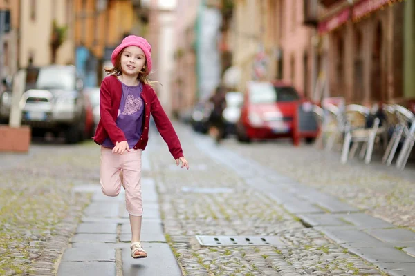 Küçük kız eğleniyor. — Stok fotoğraf