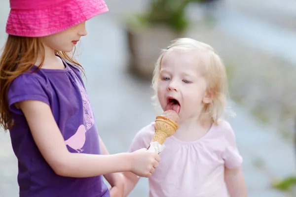Deux sœurs mangeant de la crème glacée — Photo