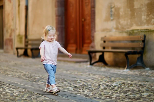 Liten flicka som har roligt — Stockfoto