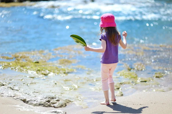 Sahilde küçük kız — Stok fotoğraf