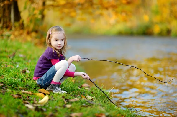 Girl door rivier — Stockfoto