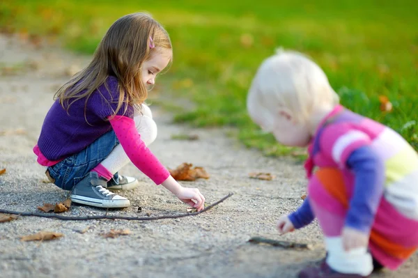 Dos hermanas en el parque de otoño —  Fotos de Stock