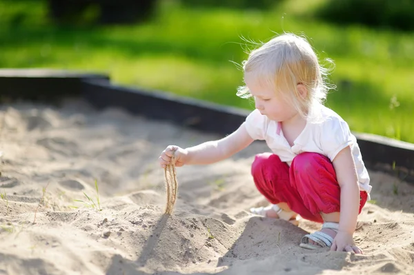 Ragazza che gioca in sandbox — Foto Stock