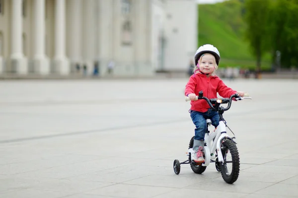 Fata de echitatie biciclete — Fotografie, imagine de stoc