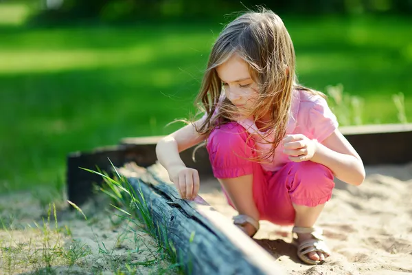 Menina jogando em sandbox — Fotografia de Stock