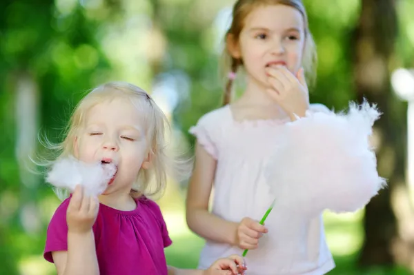 Étkezés candy floss nővérek — Stock Fotó