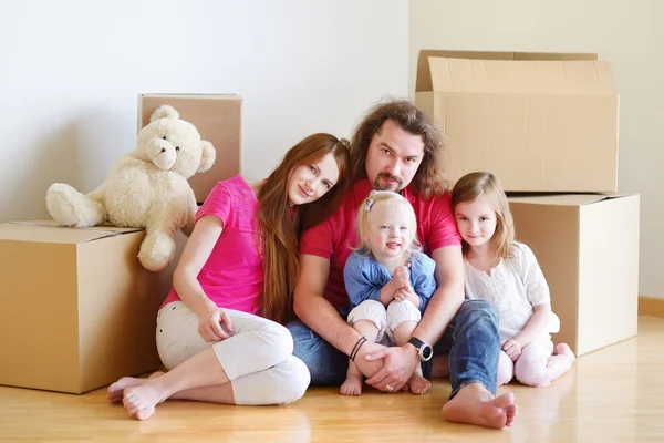 Familie in nieuw huis — Stockfoto