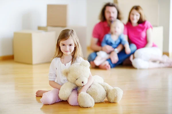 Famille dans une nouvelle maison — Photo