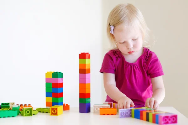 Chica jugando con bloques de plástico —  Fotos de Stock