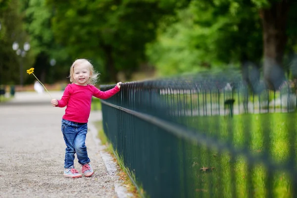 Malá holčička venku — Stock fotografie