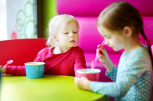 Сестры едят мороженое — стоковое фото